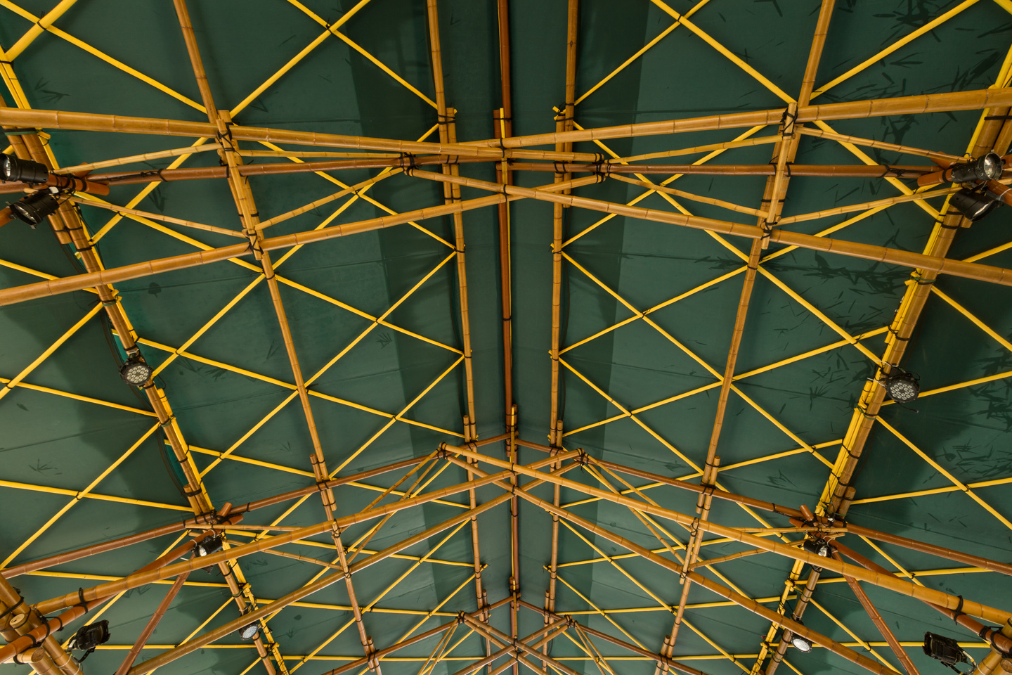 Deployable-bamboo-space-structure-pavilion-Bambutec-12.jpg